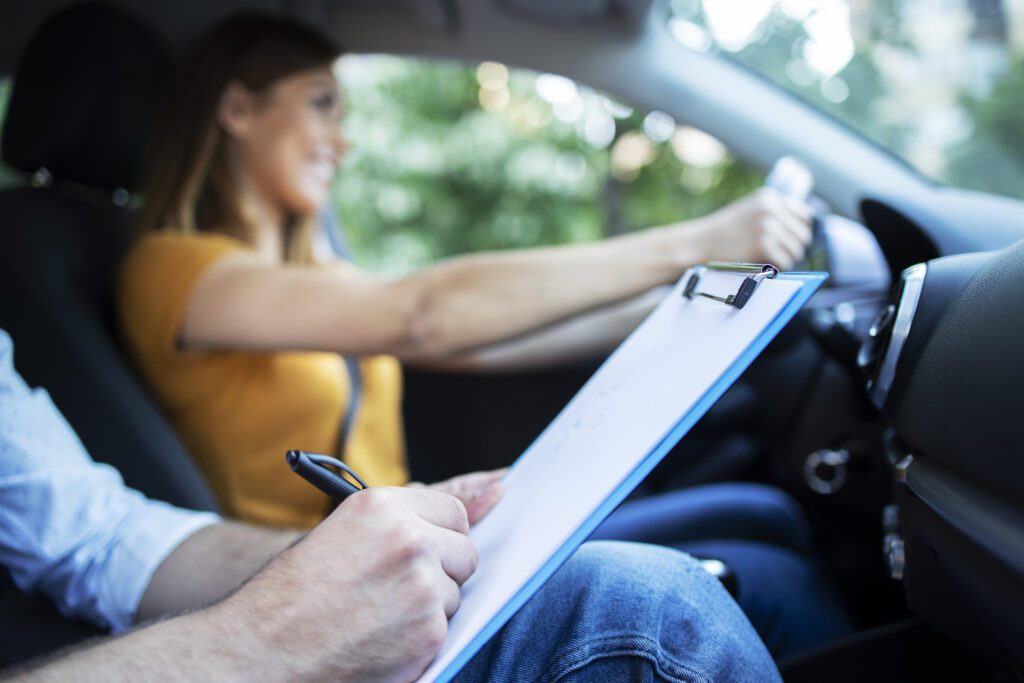 what is an approved driving instructor and why should I get a driving instructor who is approved by the DVSA?